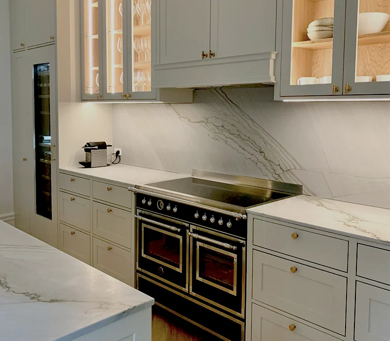 kvartsit, sea pearl køkkenbord og backsplash ved Strandvejens Marmor